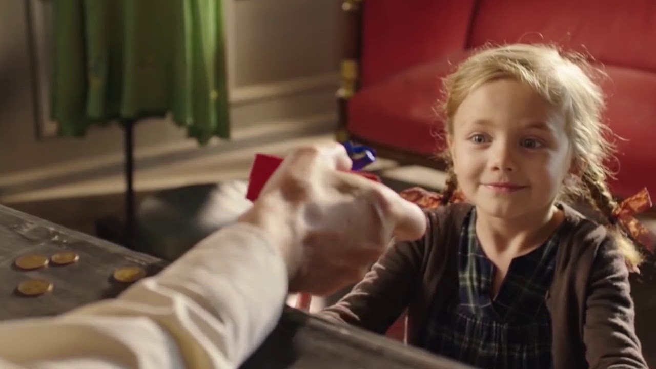 Девочка и бусы из рекламы. Она заплатила самую высокую цену (2011). Она отдала все что имела. Притча о доброте бусы из бирюзы. Она отдала все что имела.