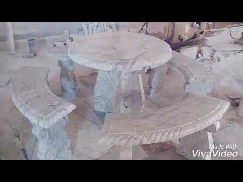 فيديو: طاولة على طراز بروفانس: طاولة خشبية بيضاء مع كراسي على الشرفة الأرضية