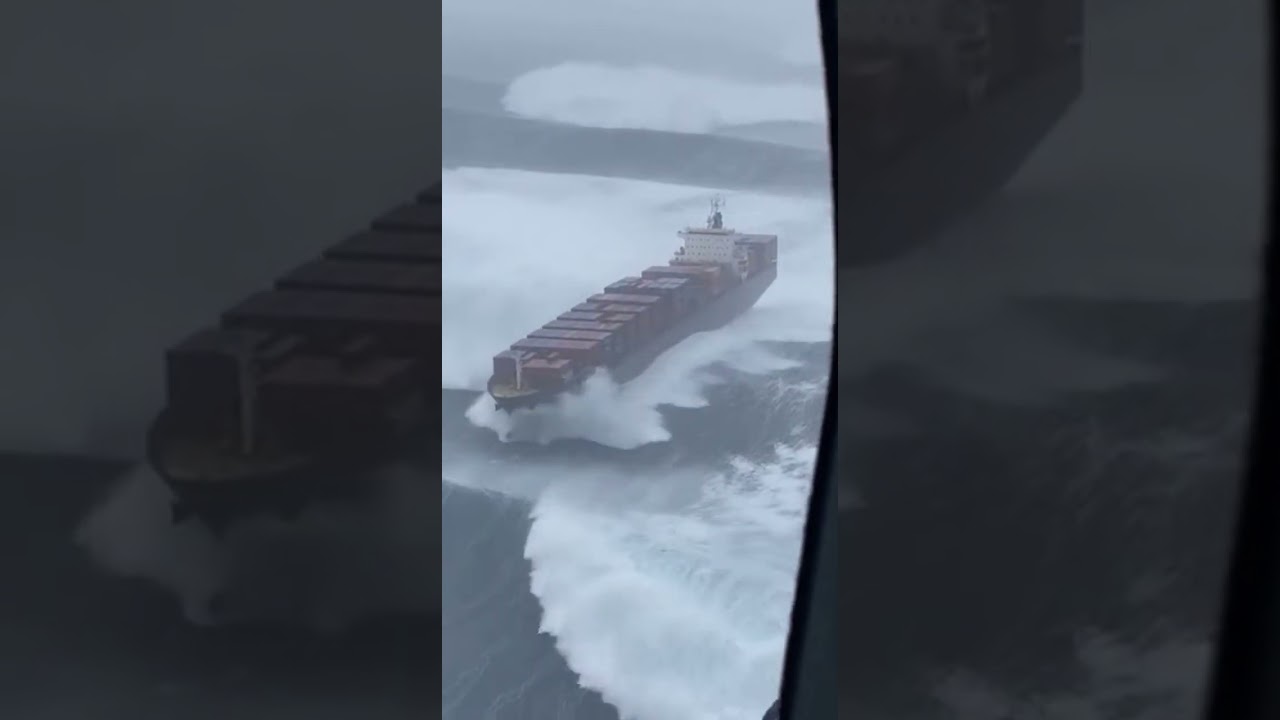 Container ship in absolute chaos during monster wave attack 