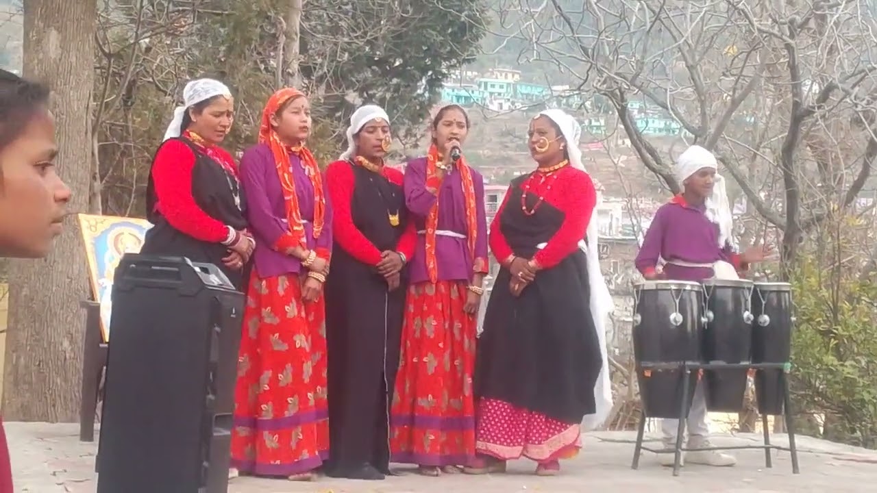 सपनों की उड़ान कार्यक्रम गैरसैंण लोकगायन राजकीय कन्या उ. प्राथमिक विद्यालय सालियान द्वारा प्रस्तुति