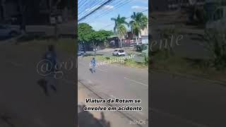 Viatura da Rotam invade oficina e atinge duas vans após colisão com Uno no São Francisco, em Goiânia