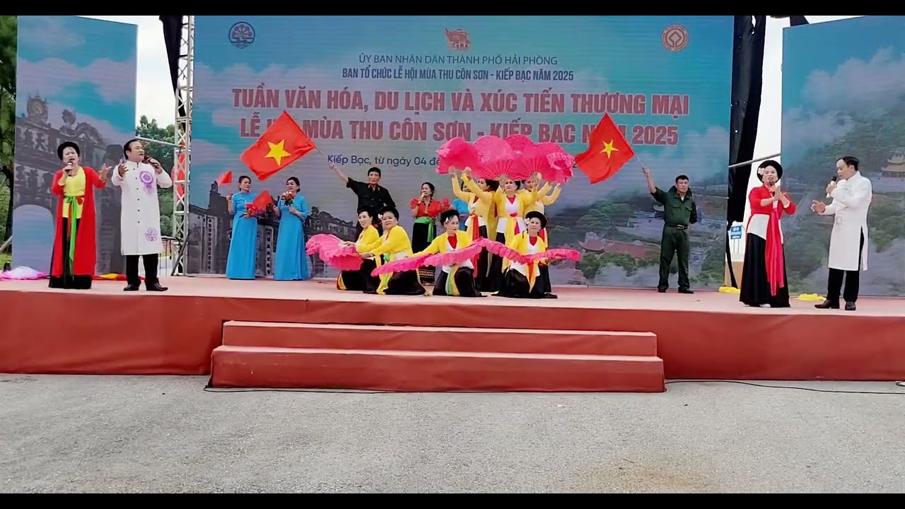 Trong Tim Dòng Máu Lạc Hồng /Lễ Hội Mùa Thu Côn Sơn Kiếp Bạc _ Đoàn CMN Xuân Hồng TP HP  biểu diễn