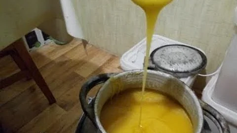 Мёд пчелам вместо сахара. С канди не заморачиваюсь.