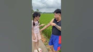 Cảm động người con giúp người bố khờ lấy con vật lạ bấu đầy tay khi đi làm ngoài ruộng