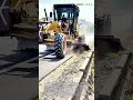 CATモーターグレーダーを使った精密な路肩整地：このモーターグレーダーが完璧に路肩を整える様子は、不思議と満足感があります。