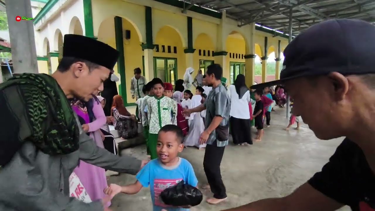 TIBA TIBA TURUN HUJAN SAAT BAGI REZEKI DIKAMPUNG YANG DI HIMPIT PERBUKITAN PINGGIRAN HUTAN