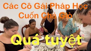 Các cô gái Pháp hào hứng học cuốn chả giò, gia đình chồng Tây về quê thăm nhà vợ