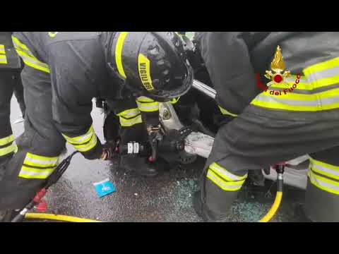 Video Devastante frontale tra due auto: tre feriti, uno è grave