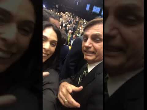 Bolsonaro aparece em vídeo com deputada reeleita e agradece os votos recebidos em SC.