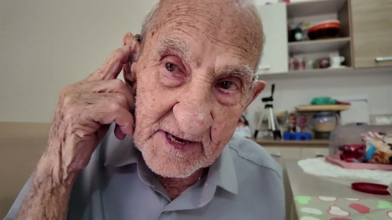 Quase deu acidente! A moto caiu em cima do vovô!