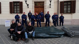 Kordont Bontott Ismét A Momentum A Karmelitánál