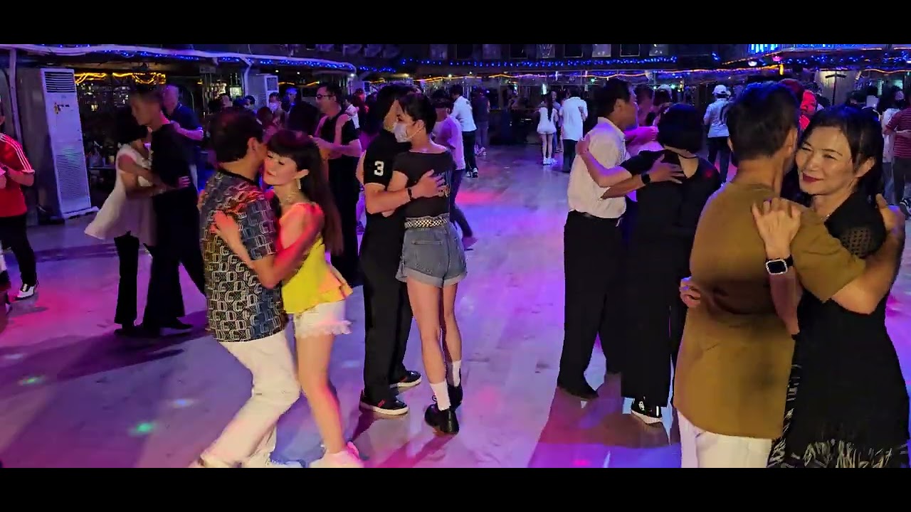 2025.09.02 台北巴哥率遊覽車造訪高雄皇妃大舞場，以舞會友，俗漏探戈，現場側錄。