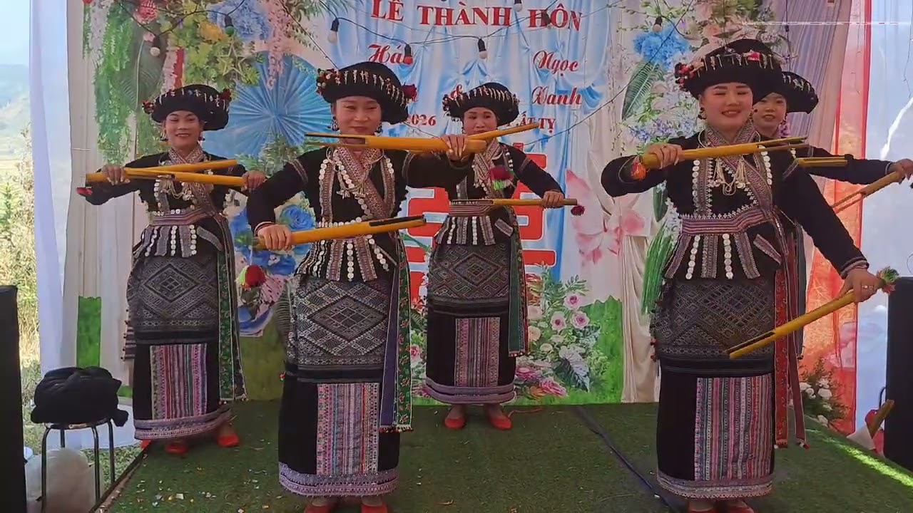 Bài Múa Xuân Về Trên Bản Em Do ĐVN Bản Hào Nghè Biểu Diễn Trong Lễ Thành Hôn Hải Lanh & Ngọc Xanh.