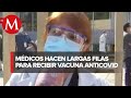 Médicos realizan largas filas para recibir vacuna anticovid