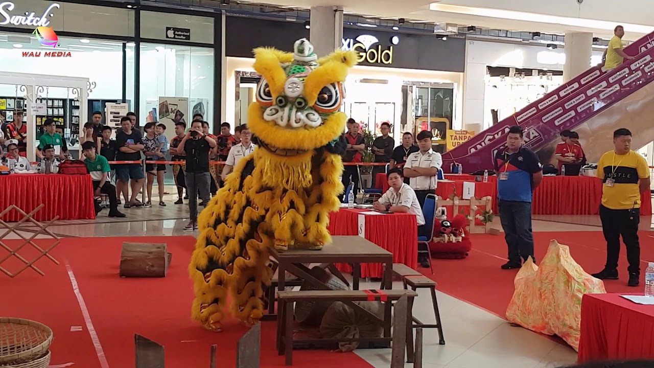 Traditional lion dance by Kepong Hong De Sports Association at Ekocheras mall