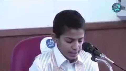 طفل تونسي لم يتجاوزالثانية عشرة سنة من عمره لم يتمالك نفسه من البكاء عند تلاوة القرآن