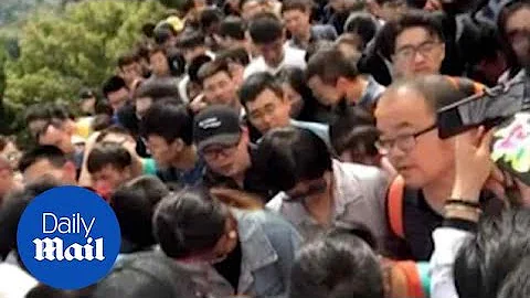 Chaos as tourists flock to the Great Wall of China on National Day - DayDayNews