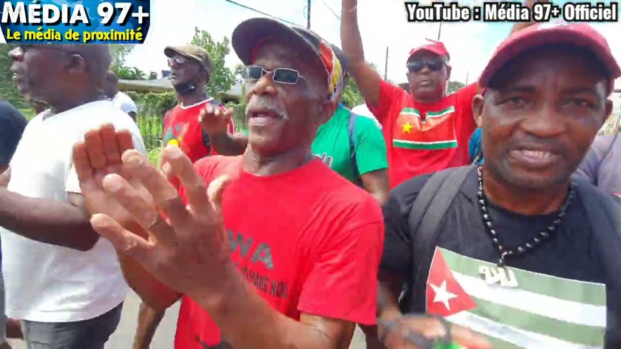 Média 97+ : Mr Gaby CLAVIER et ses camarades dans une chanson de fraternité à Morne à L'eau.