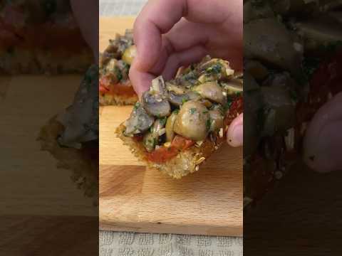 Cena Ligera y Rica: Pan Crujiente con Champiñones y Tomates