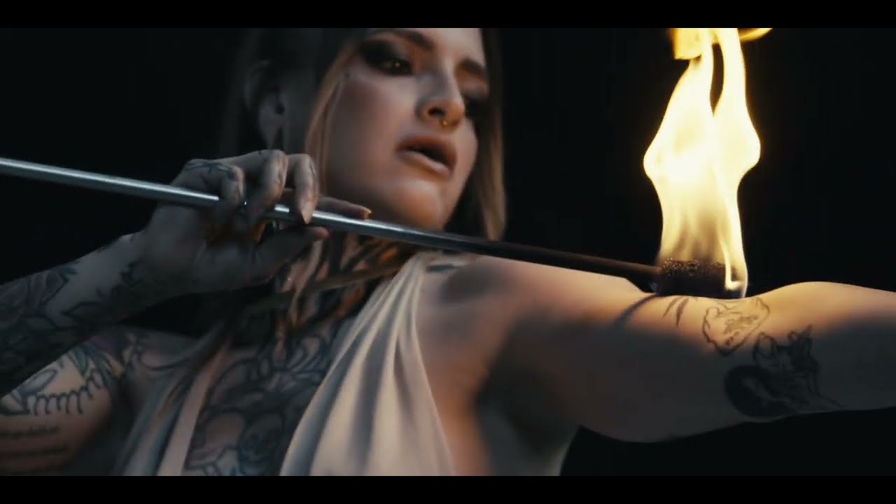 在 YouTube 上观看 HOLLER - Chandelier (Official Video) 在 YouTube 上观看 HOLLER - Chandelier (Official Video)