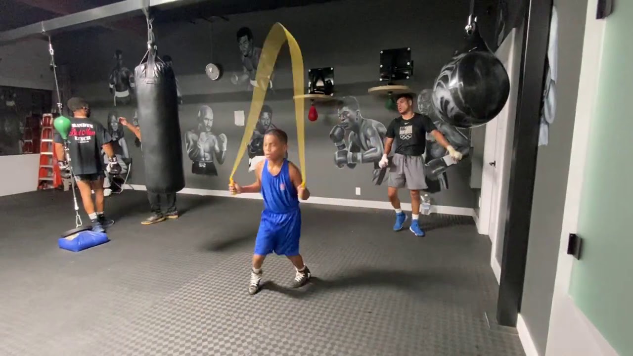 Future champ paw paw jumps rope just like Floyd mayweather