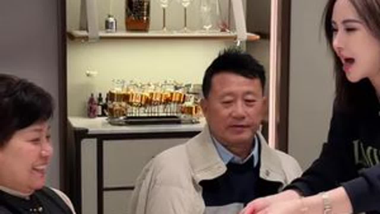 我喜欢当着很多人的面夸女儿，因为我发现她特别有可塑性。你夸她是啥样，她就装模作样，然后像模像样，最后有模有样。#三国混血 #单亲妈妈