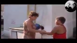 Un Copil Obraznic Isi Bate Joc De Mama Lui