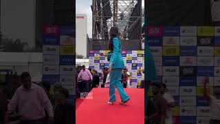 Oops Payal Gaming Had A Funny Moment On Stage Wen A Fan Threw A Phone For Selfie