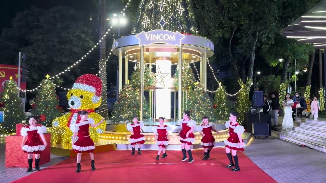 Dâu Tây 🍓🍒 Cherry biểu diễn ở Vincom