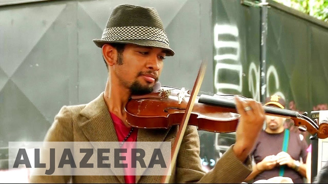 تلقى فنزويلي كمانًا جديدًا كهدية بعد انتشار مقطع فيديو له على نطاق واسع.