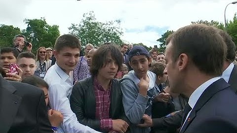 MACRON RECADRE UN ADOLESCENT QUI L