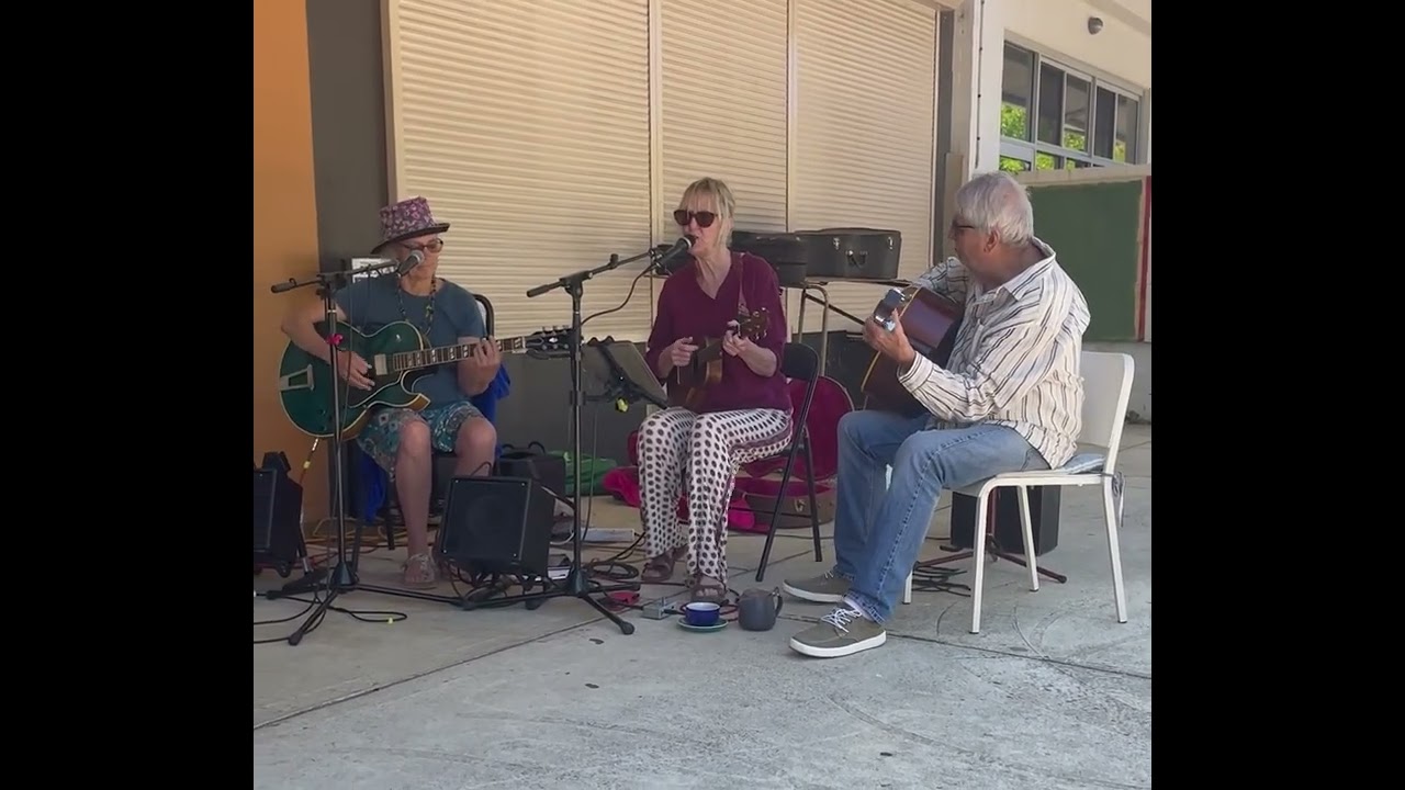 Get Crackin at Mumma Bee’s: George Brassen’s ‘Je me suis fait tout petit’. 