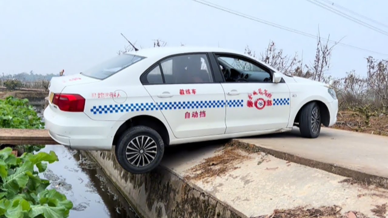 When You Encounter A Female Driver On A Narrow Country Road, Do This...