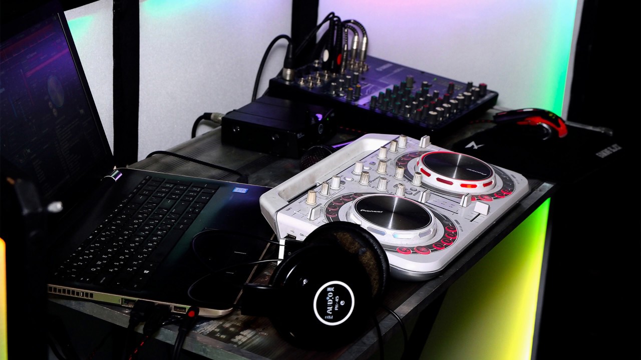 Фак Ю, Бич! ("F... you, b....!") . Клубная музыка. - YouTube