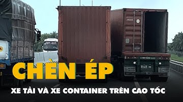 Camera ghi hình xe tải và xe container chèn ép nhau trên cao tốc qua Long An