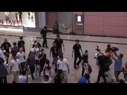 2013 08 09  super junior   airport taiwan wave alot