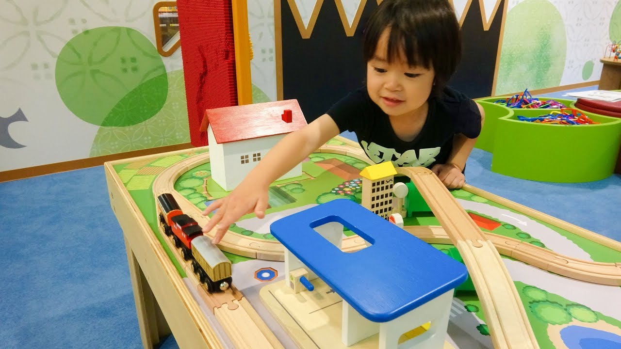おでかけ 室内遊具で遊ぼう！積み木の列車で電車ごっこ！ レオスマイル