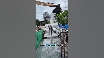 Operator Excavator Iseng Guyur Temannya‼️😱 #viral #excavator #shorts