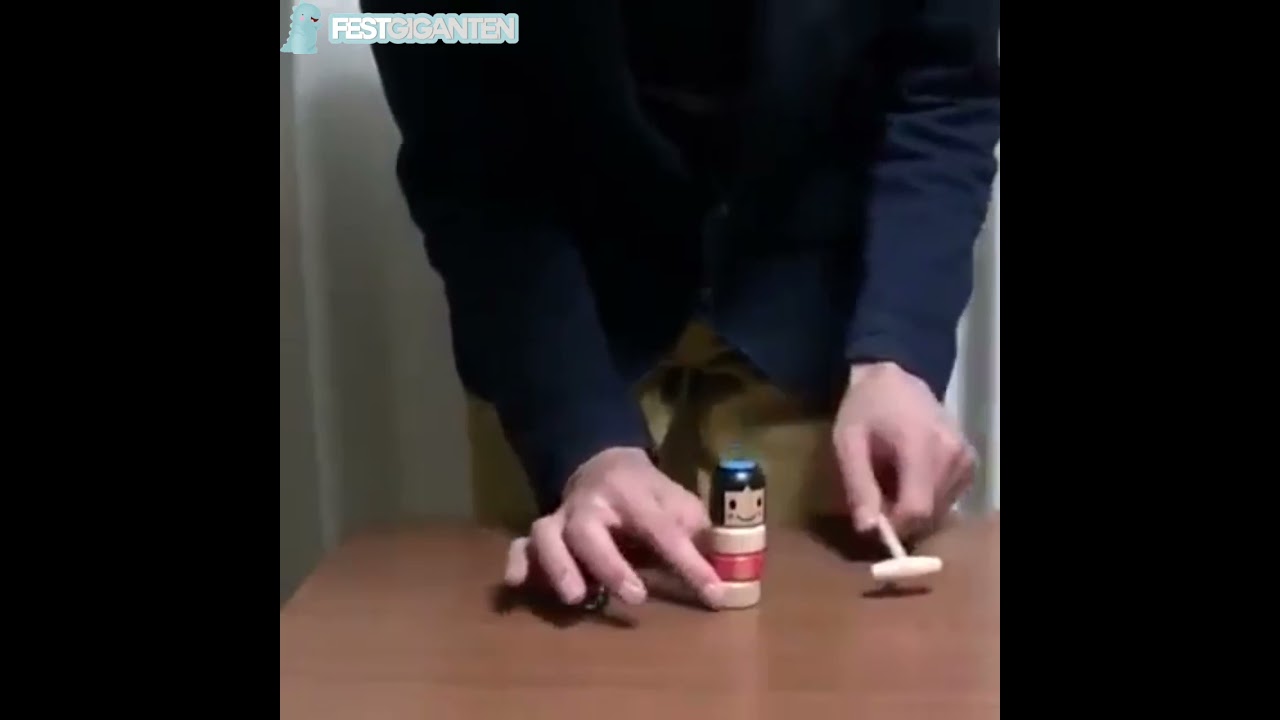 Magisk okrossbar leksaksgubbe i trä