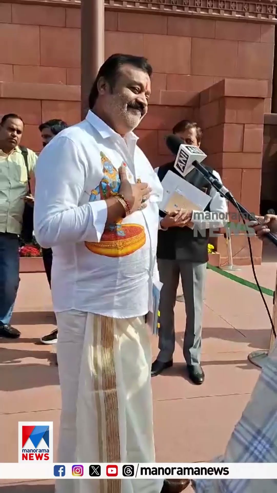 പാർലമെൻ്റിന് പുറത്ത്  ഷർട്ടിലെ കൃഷ്ണചിത്രത്തെക്കുറിച്ച് മാധ്യമപ്രവർത്തകരോട് സംസാരിക്കുന്ന സുരേഷ് ഗോപ