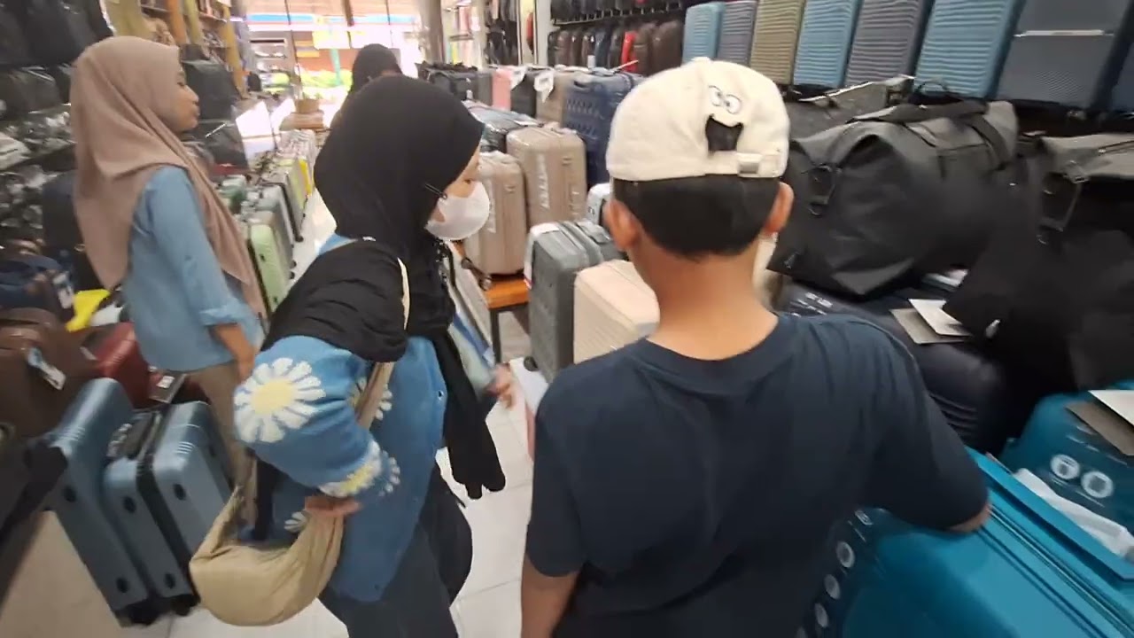 Beli koper di toko Citra Malioboro Yogyakarta. 14.02.2026