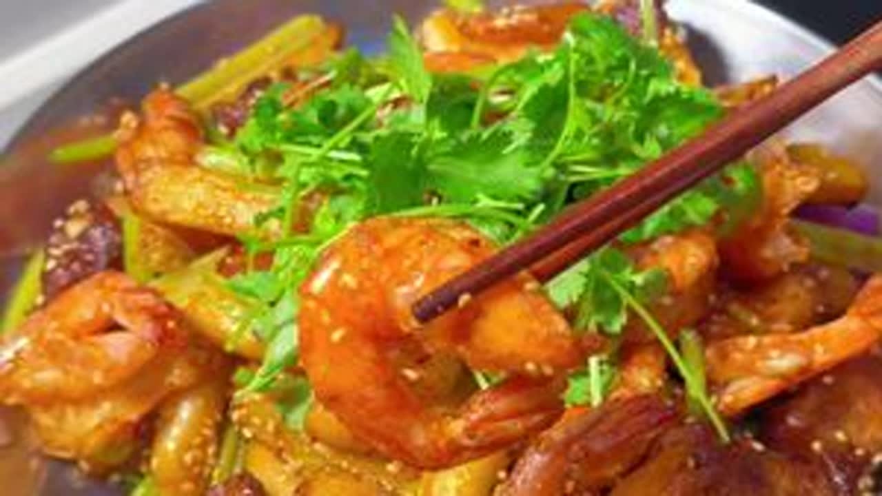 一月要吃好几次的干锅，连里面的配菜都很好吃，你只管把食材洗好备好在炒炒拌拌，厨房小白都可以秒变大厨#在家做美食 #干锅排骨虾 #干锅 #我的厨房日记