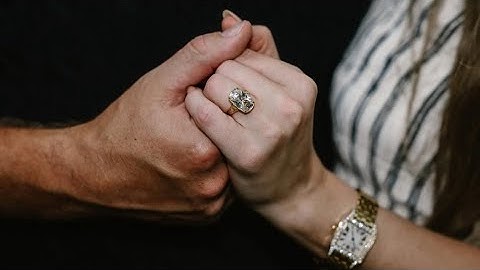 Een nadere blik op Taylor Swifts verbluffende verlovingsring van Travis Kelce en de betekenis ervan