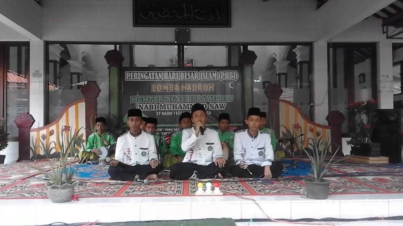Hadroh PonPes Abu Manshur di Perlombaan Hadroh Desa Wotgali, Cirebon ( 1 Mei 2016 )