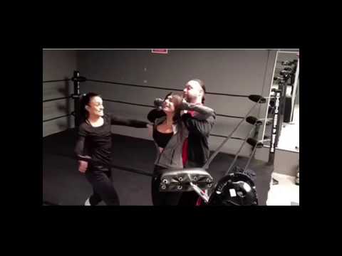 شاهد كيف تم صفع صدي مايا خليفة