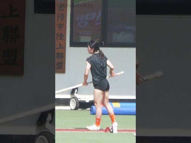 가볍게 몸푸는 여자육상 장대높이뛰기 선수 고민지.