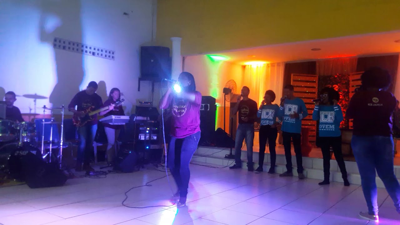 ( Jô )  Sara ministrando o louvor
