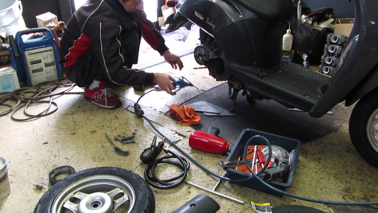 トゥデイ（AF61）のタイヤ・ブレーキシューの交換作業【リヤ編】