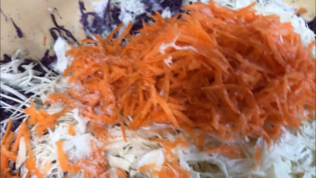 Квашу краснокочанную капусту вместе с белокочанной и морковью. Расскажу почему.