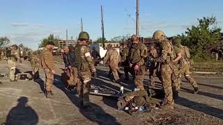 Сдача в плен украинских боевиков с завода «Азовсталь»